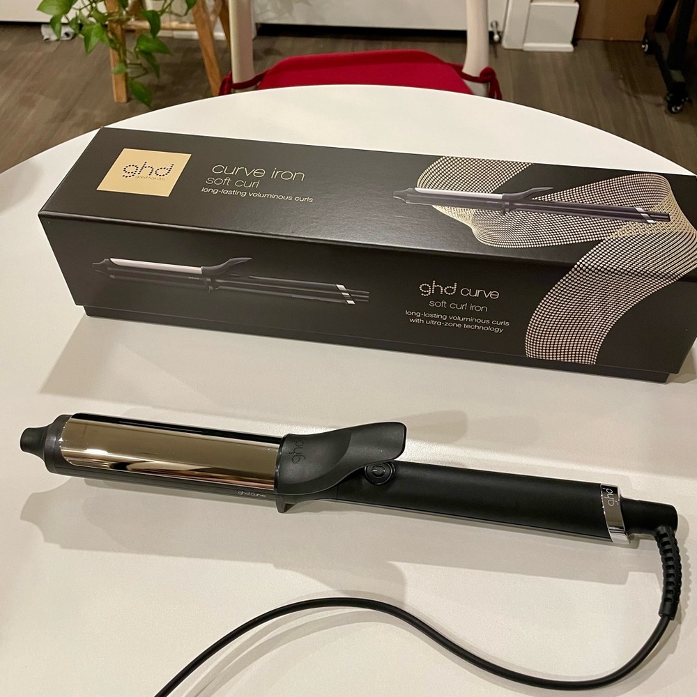 ghd Curve Iron Soft Curl in Black and Silver - Picture 2 of 3
